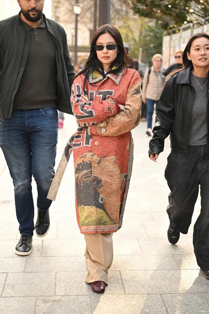 Chữ ký của Jennie nhanh chóng bị rao bán giá cắt cổ. Ảnh: X