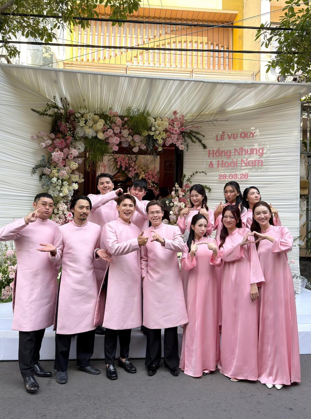 Thực chất khoảnh khắc ngọt ngào của Quỳnh Lý và Tú Hảo từ việc cả hai cùng bưng mâm trong lễ ăn hỏi của Nhung Gumiho và Andiez Nam Trương