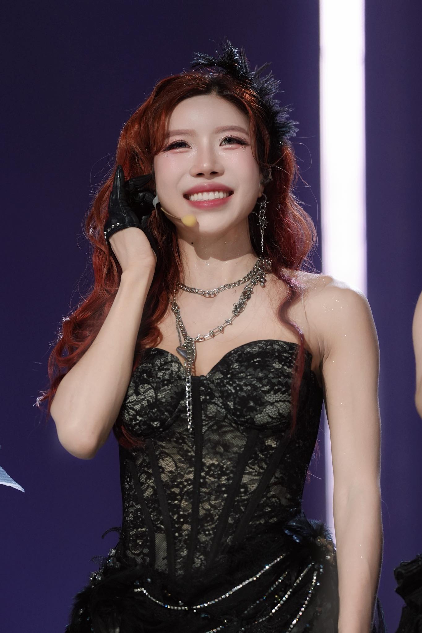 Dân tình bỗng thấy lo cho Trang Pháp khi ekip show Trung Quốc đang bỏ qua yếu tố chuyên môn, vì rating mà đề cao tính giải trí và o bế cho các Chị Đẹp hát dở, nhảy tệ có độ viral. Ảnh: FBNV. 