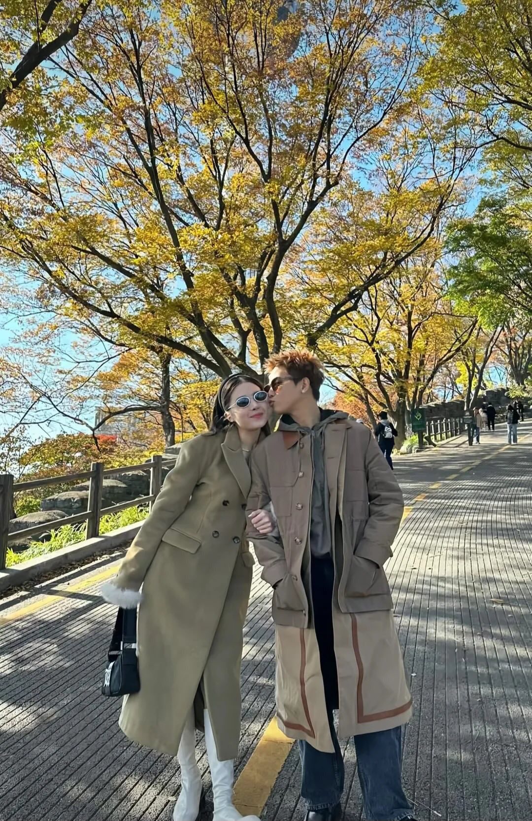 Quân A.P và Lê Khanh lộ thêm nhiều hình ảnh tình tứ trên mạng xã hội