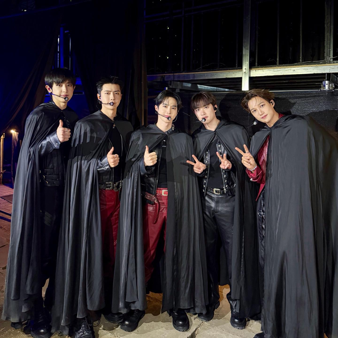 EXO trình diễn trong concert PLANET #6 - EXhOrizon. Fanpage EXO. Sehun (thứ 2 từ bên trái qua). 