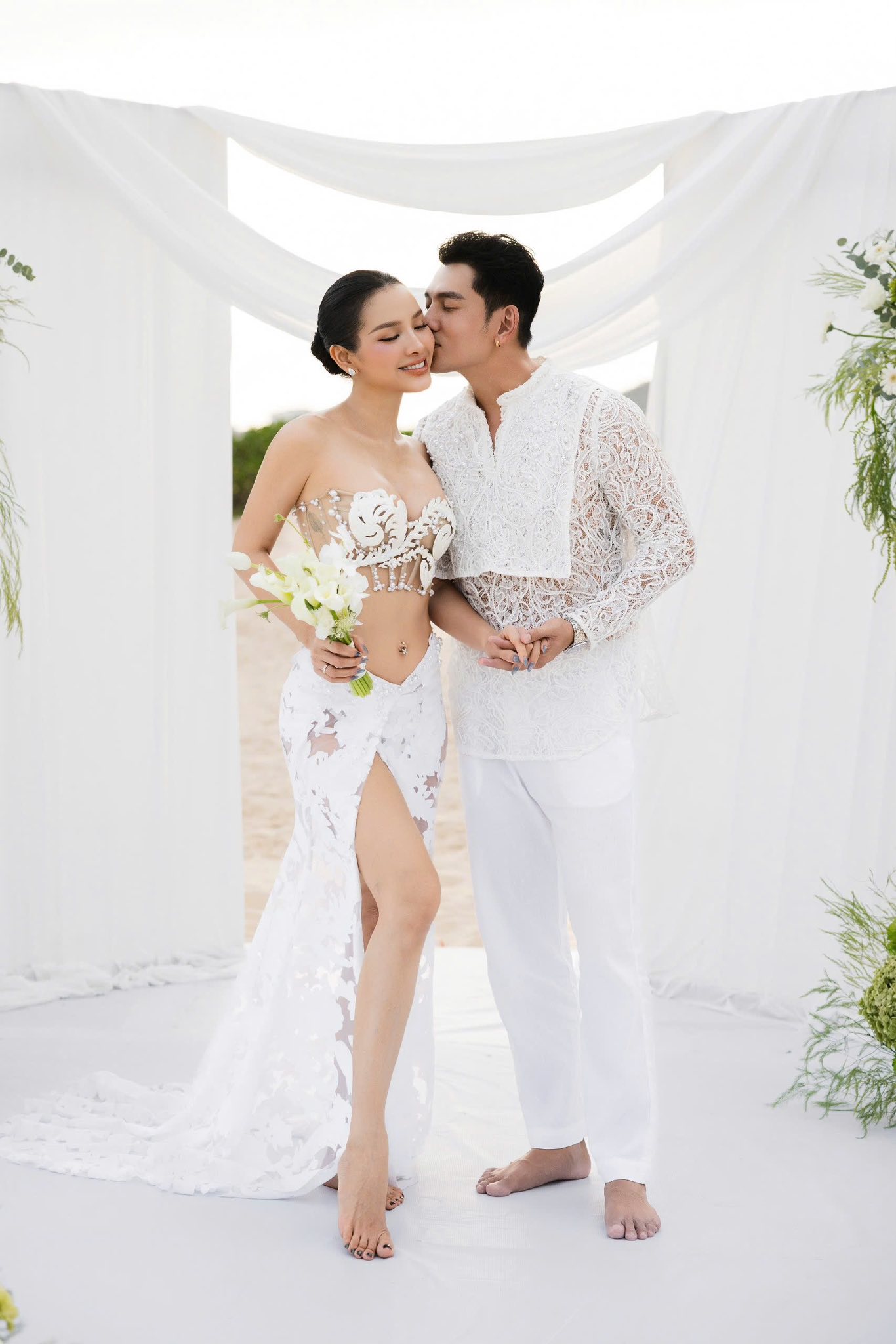 Phương Trinh Jolie và Lý Bình tổ chức lễ cưới ở biển nhân dịp 4 năm ngày cưới 