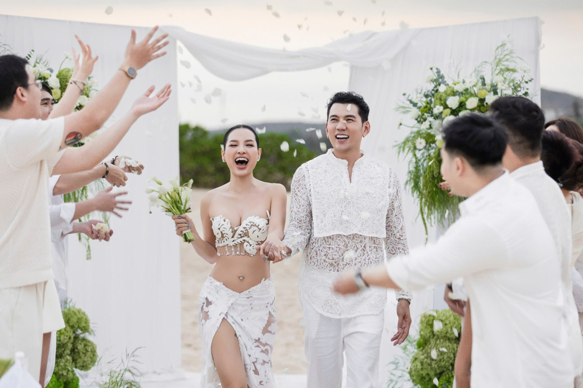 Buổi tiệc có sự tham gia của bạn bè thân thiết cô dâu chú rể 