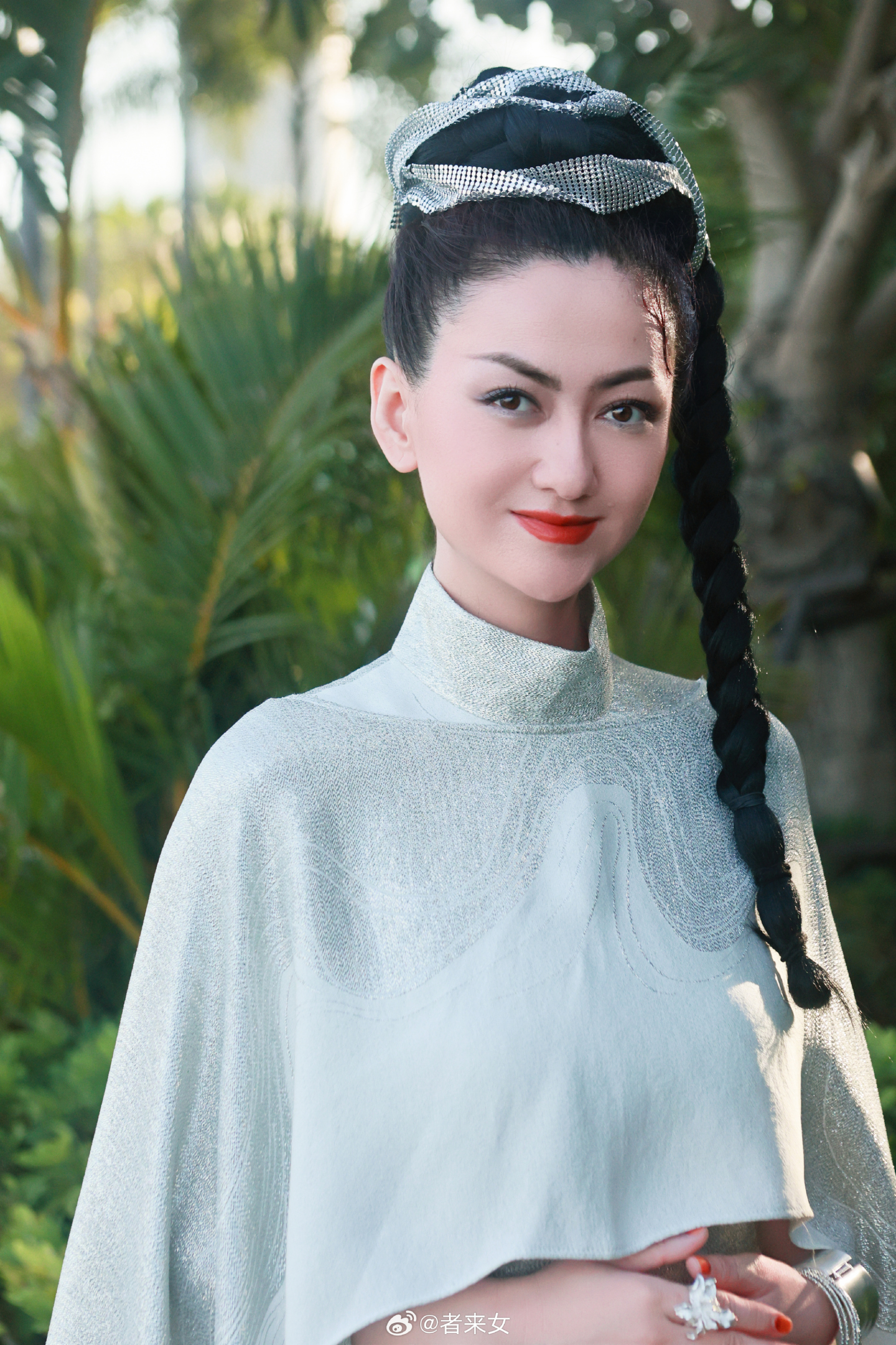 Giả Lai Nữ là nữ ca sĩ thực lực, giàu thành tích và đang giảng viên thanh nhạc Học viện Âm nhạc Đương đại Bắc Kinh (Trung Quốc). Do đó, việc cô để thua trước cả dàn mỹ nữ hát dở, nhảy tệ bị đánh giá không hợp lý. Ảnh: Sina