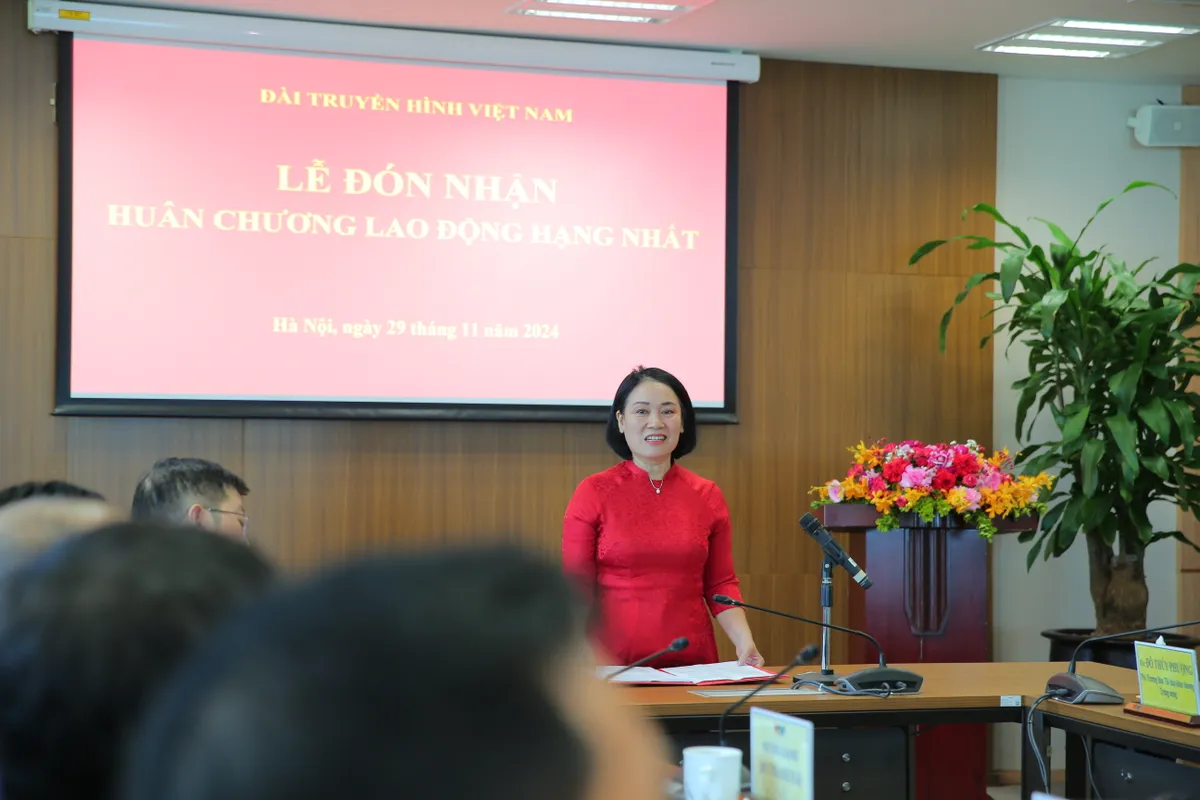 Nhà báo Tạ Bích Loan tại lễ đón nhận Huân chương Lao động hạng Nhất