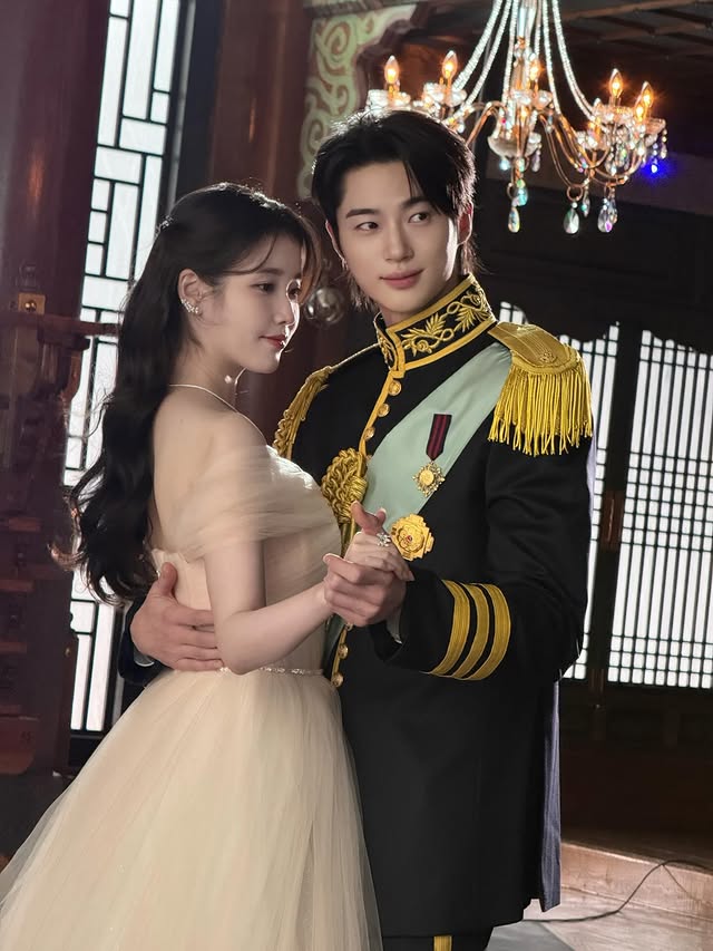 Cặp đôi đang gây sốt với Perfect Crown. Ảnh: Osen