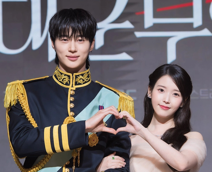 Người người nhà nhà đang phát sốt vì phim mới của IU và Byeon Woo Seok. Ảnh: Osen