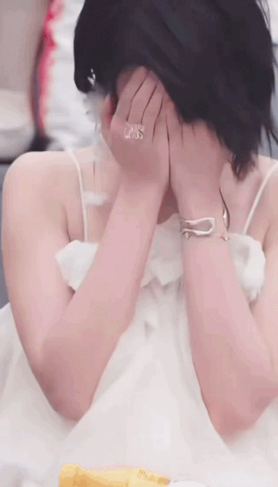 Tăng Bái Từ ôm mặt khóc nghẹn khi chứng kiến Giả Lai Nữ bị loại. Ảnh: Weibo.