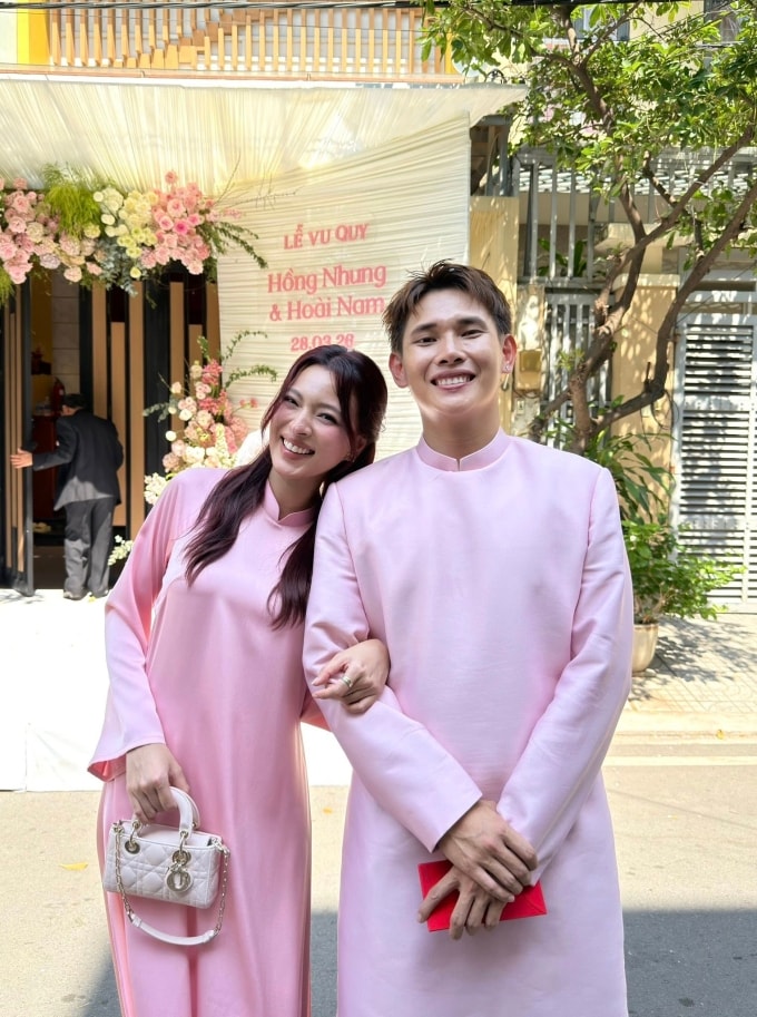 Quỳnh Lý và Tú Hảo diện áo dài đôi, cười tươi rói giữa khung cảnh ăn hỏi