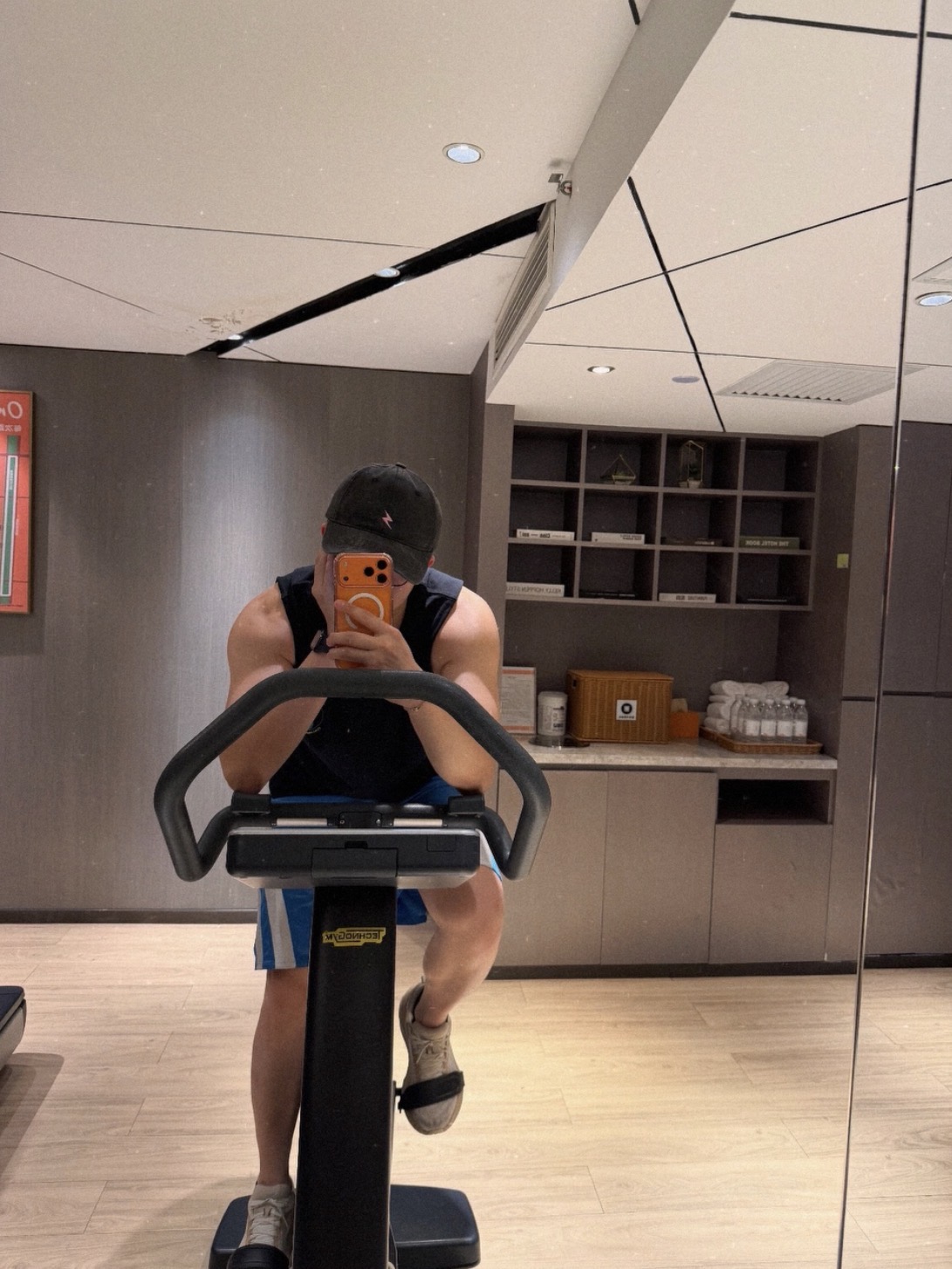 Harry Lu check-in phòng gym với body vạm vỡ