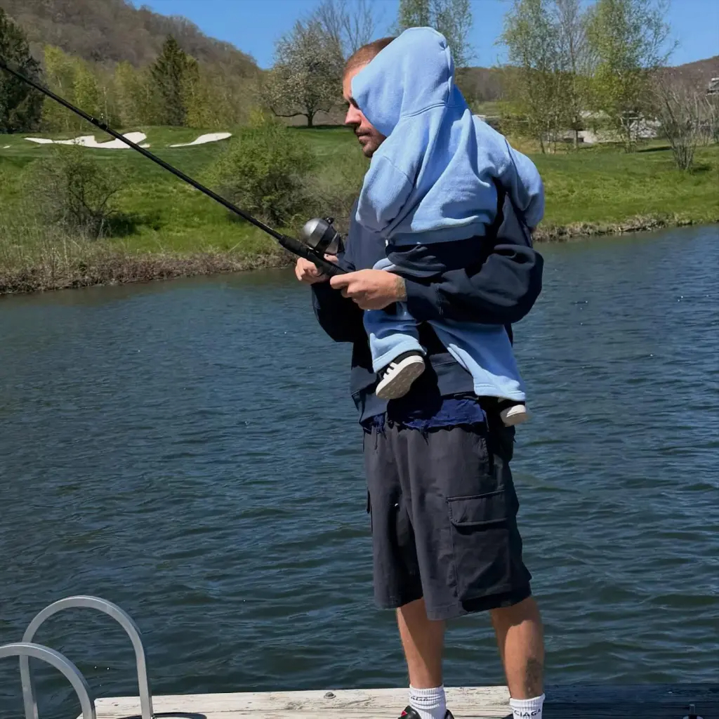 Hết Coachella, Justin Bieber cùng con trai thảnh thơi đi câu cá. Ảnh: Page Six