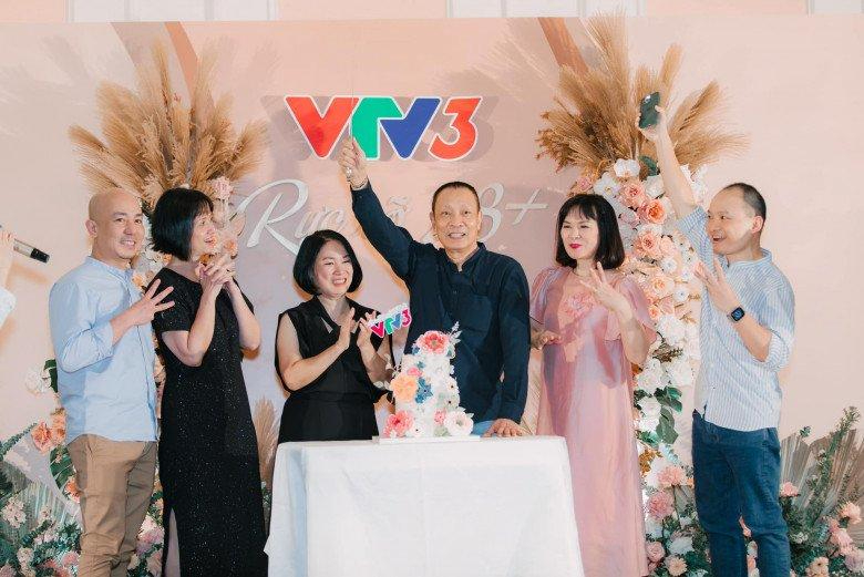 Nhà báo Tạ Bích Loan và nhà báo Lại Văn Sâm cùng các đồng nghiệp tại VTV3