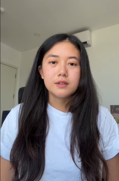 Hà Vy để mặt mộc, gương mặt lộ rõ vẻ tiều tụy trong clip xin lỗi.