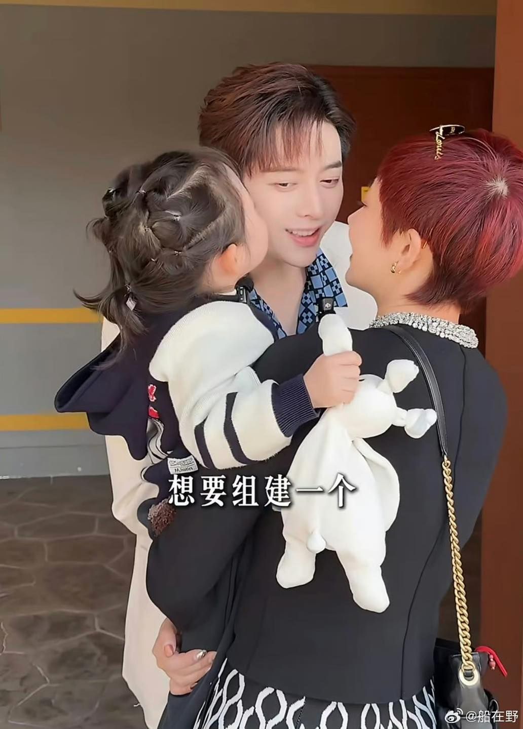 Tới lúc này, công chúng mới kinh ngạc nhận ra rằng thì ra Hàn Thừa Vũ đã bí mật cưới vợ rồi có con từ tận mấy năm trước mà không ai hay biết. Ảnh: Sohu