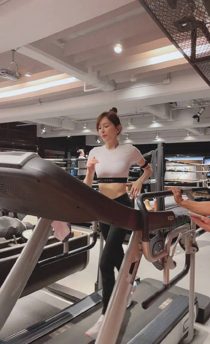  Thần thái trẻ trung, năng lượng tích cực của Vương Tâm Lăng giúp cô trông như chỉ mới ngoài 20, dù thực tế đã ở ngưỡng U45. Ảnh: Sohu. 