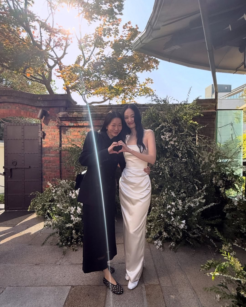 Cặp chị em tạo dáng đầy tình cảm. Ảnh: Allkpop