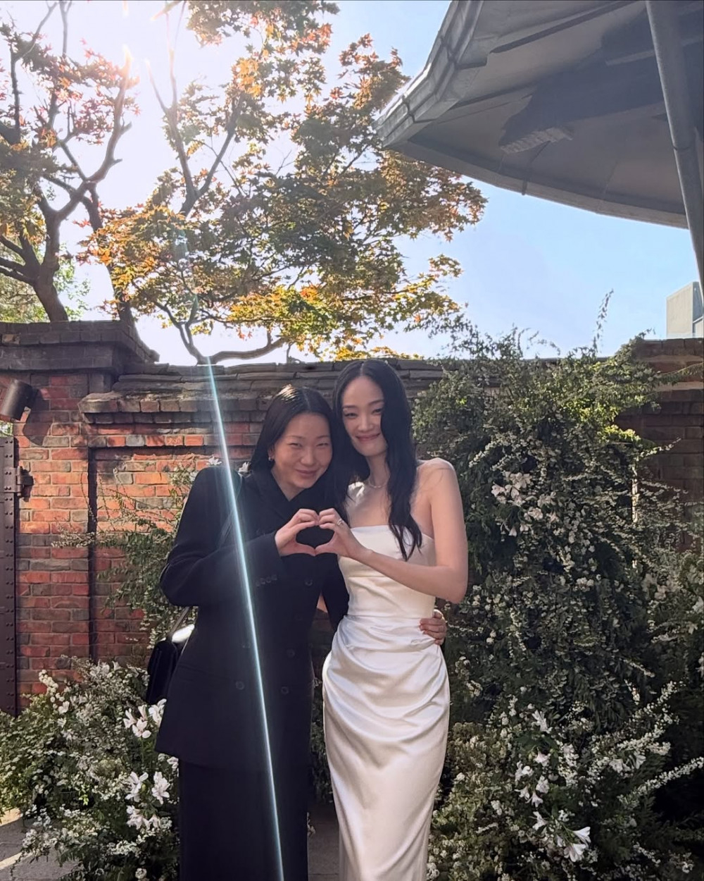 Vóc dáng Shin Hyun Ji nổi bật trong chiếc váy cưới đơn giản. Ảnh: Allkpop