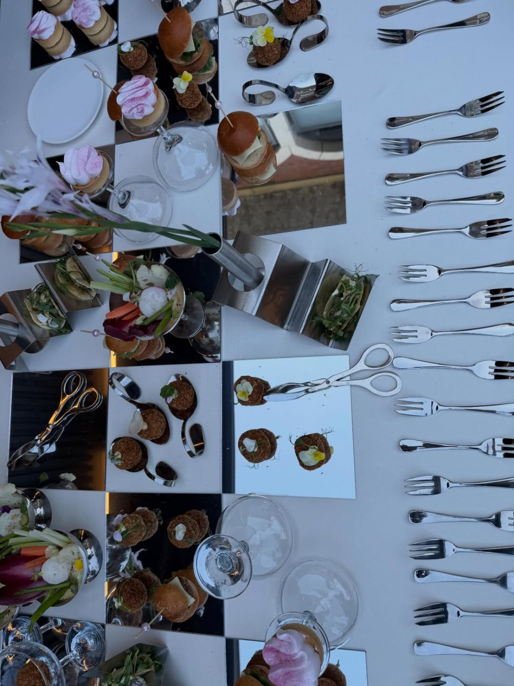 Cận cảnh bàn tiệc sang chảnh trong đám cưới. Ảnh: Allkpop