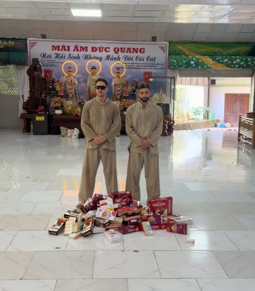 Tưởng “quậy” siêu thị, khách Tây gây xúc động với hành động ý nghĩa tại mái ấm trẻ mồ côi