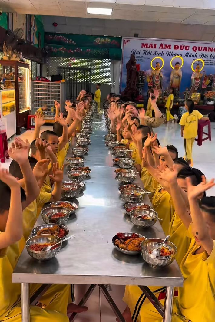 Ali cùng bạn nấu hàng trăm suất ăn cho các em nhỏ mồ côi