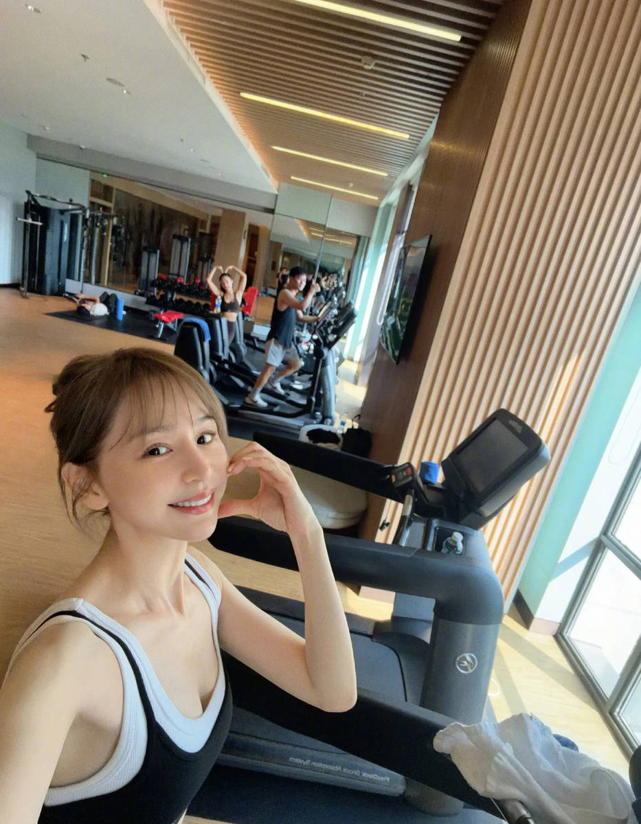 Làn da mịn màng, đường nét thanh tú và thần thái trong trẻo, ngọt ngào của Vương Tâm Lăng khiến nhiều người chẳng tin cô năm nay đã 44 tuổi. Ảnh: Sina. 