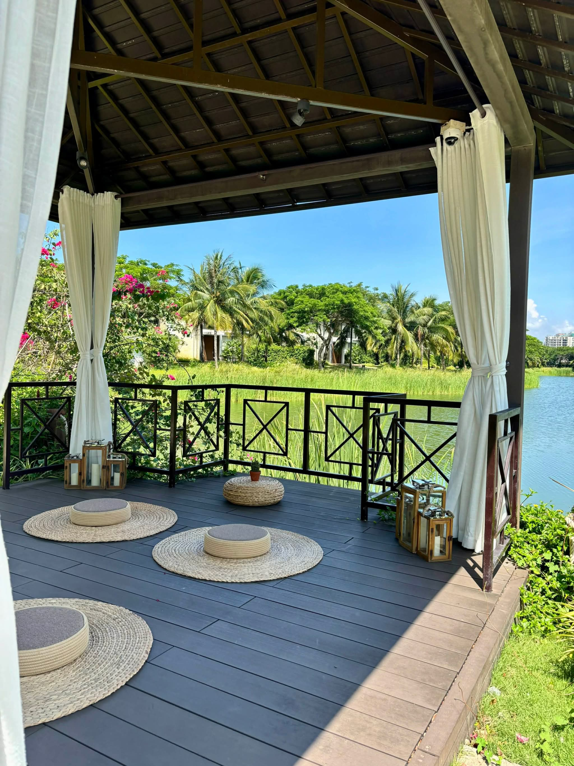 Tự lái xe ra ngoại thành để tận hưởng tiện ích 5 sao trong resort