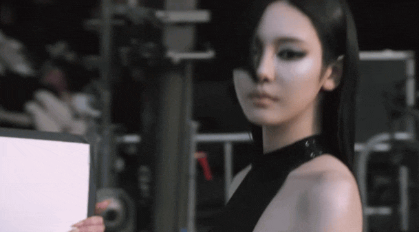 Ningning gây chú ý với tạo hình cá tính, tôn body triệt để