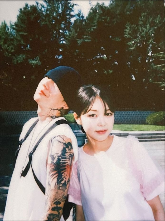 Netizen tò mò về mối quan hệ của 2 người. Ảnh: X