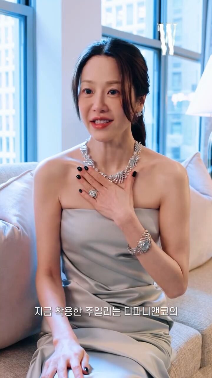 Thoạt tiên, không ít netizen không nhận ra Go Hyun Jung và cứ tưởng người trong hình là nữ diễn viên nào đó trùng tên với cô. Ảnh: Koreaboo