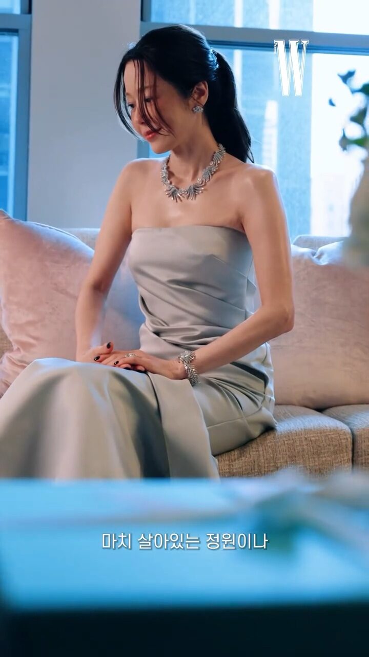 Kể cả ở góc chụp nghiêng, nữ minh tinh Nữ Hoàng Seon Deok cũng để lộ ra gương mặt gầy gò đáng lo ngại. Chứng kiến dáng vẻ tiều tụy thiếu sức sống hiện tại của Go Hyun Jung, công chúng đã không khỏi hoang mang. Ảnh: Koreaboo