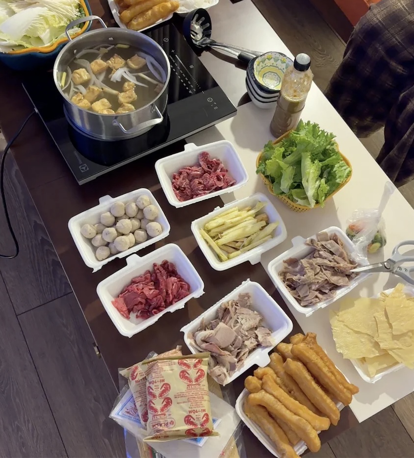 Cả ngày ở lì trong phòng khách sạn/homestay để nghỉ ngơi, đồ ăn có thể gọi ship về