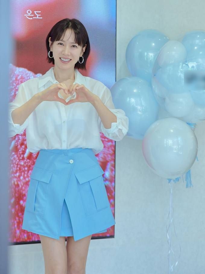 Son Ye Jin diện sơ mi trắng, chân váy xanh đơn giản nhưng trẻ trung và thanh lịch. Ảnh: Allkpop