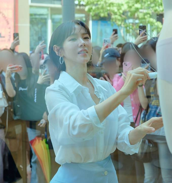 Nữ diễn viên nhận được sự săn đón nhiệt tình. Ảnh: Allkpop