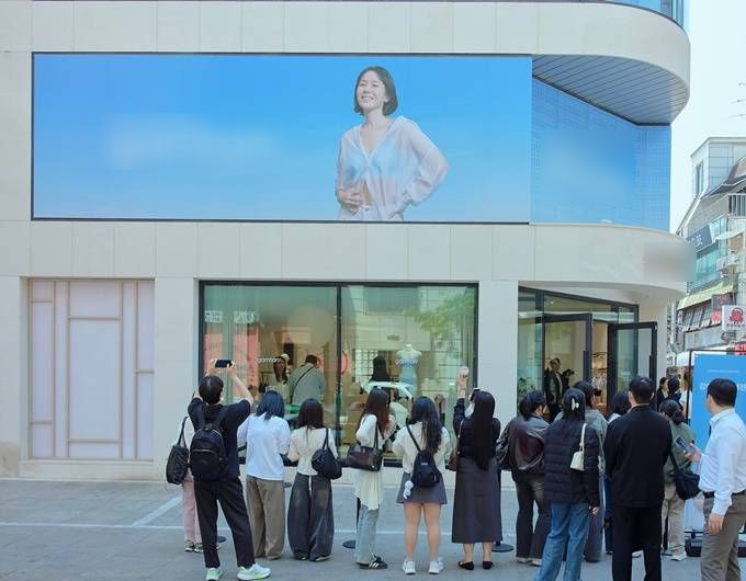 Đám đông đã có mặt từ rất sớm để chờ Son Ye Jin. Ảnh: Allkpop