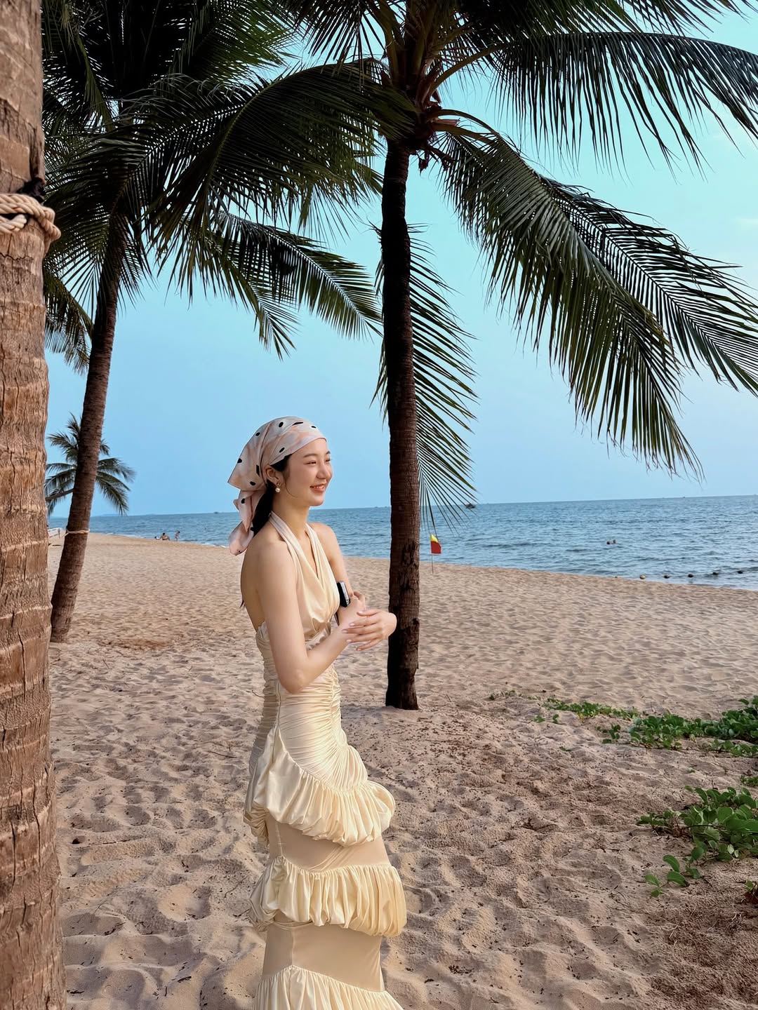   Mỹ nhân người Thái Thanaerng Kanyawee cười rạng rỡ, thả dáng bên hàng dừa nhiệt đới  