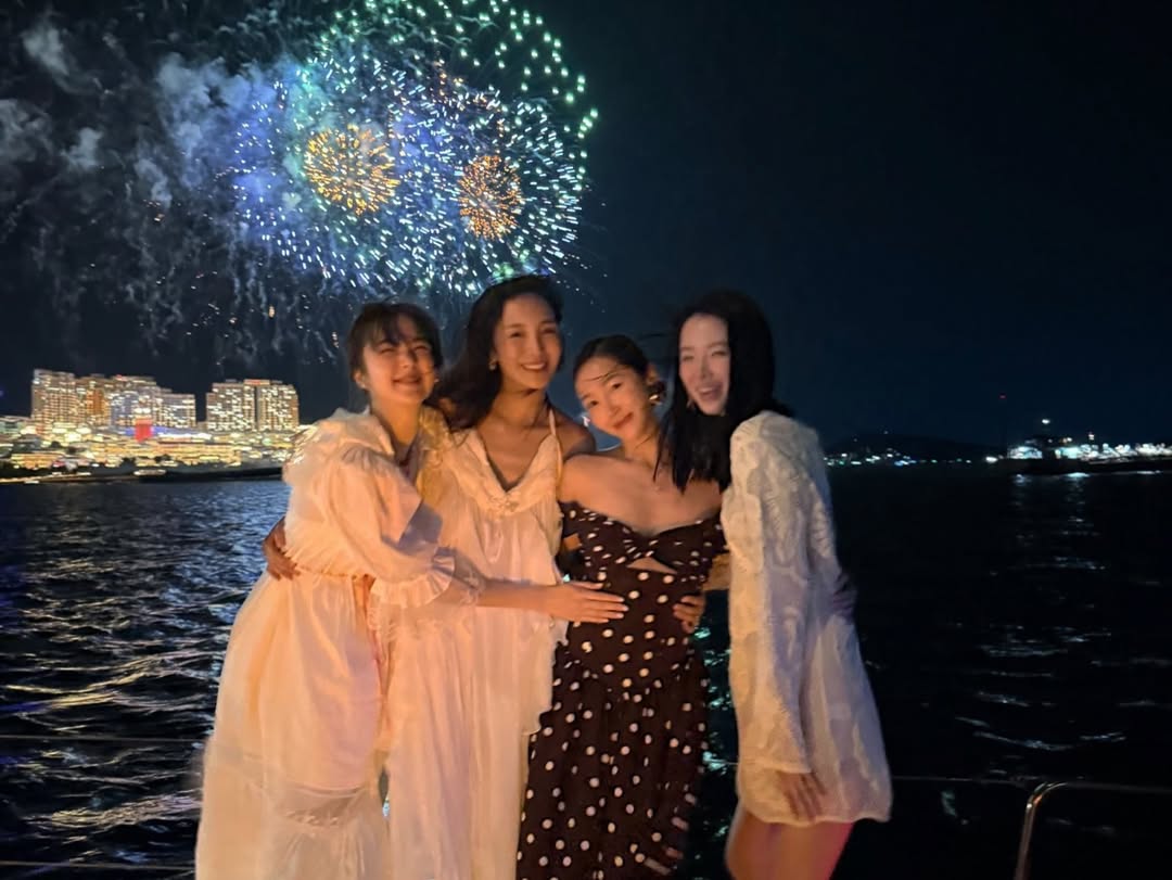    Bộ tứ cũng tranh thủ ngắm pháo hoa tại đảo ngọc  