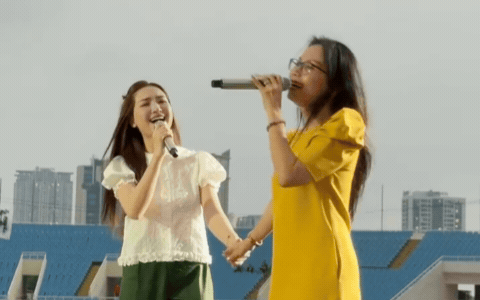 Hoà Minzy đăng tải clip tổng duyệt sân khấu, ghi lại quá trình tập luyện cùng Cẩm Ly cho phần trình diễn dự kiến diễn ra vào ngày 28/4