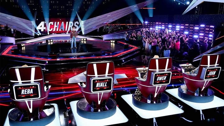 Tại The Voice 2023, Dylan Carter gây ấn tượng mạnh khi biểu diễn ca khúc  I Look to You của Whitney Houston trong vòng thử giọng giấu mặt và được 4 huấn luyện viên xoay ghế tranh giành về đội. Ảnh: NBC. 