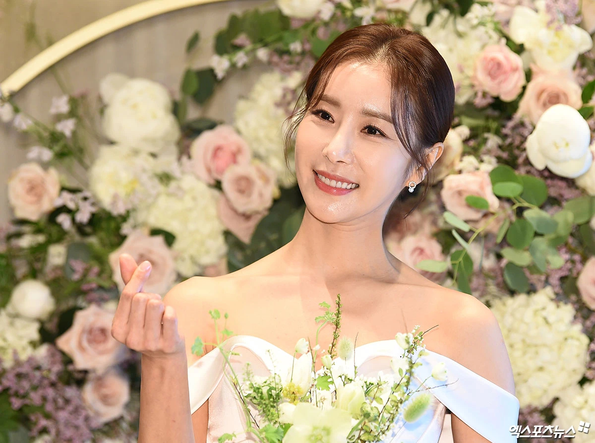 Han Eun Jung mang thai con đầu lòng cho đại gia ở tuổi 46. Ảnh: Naver