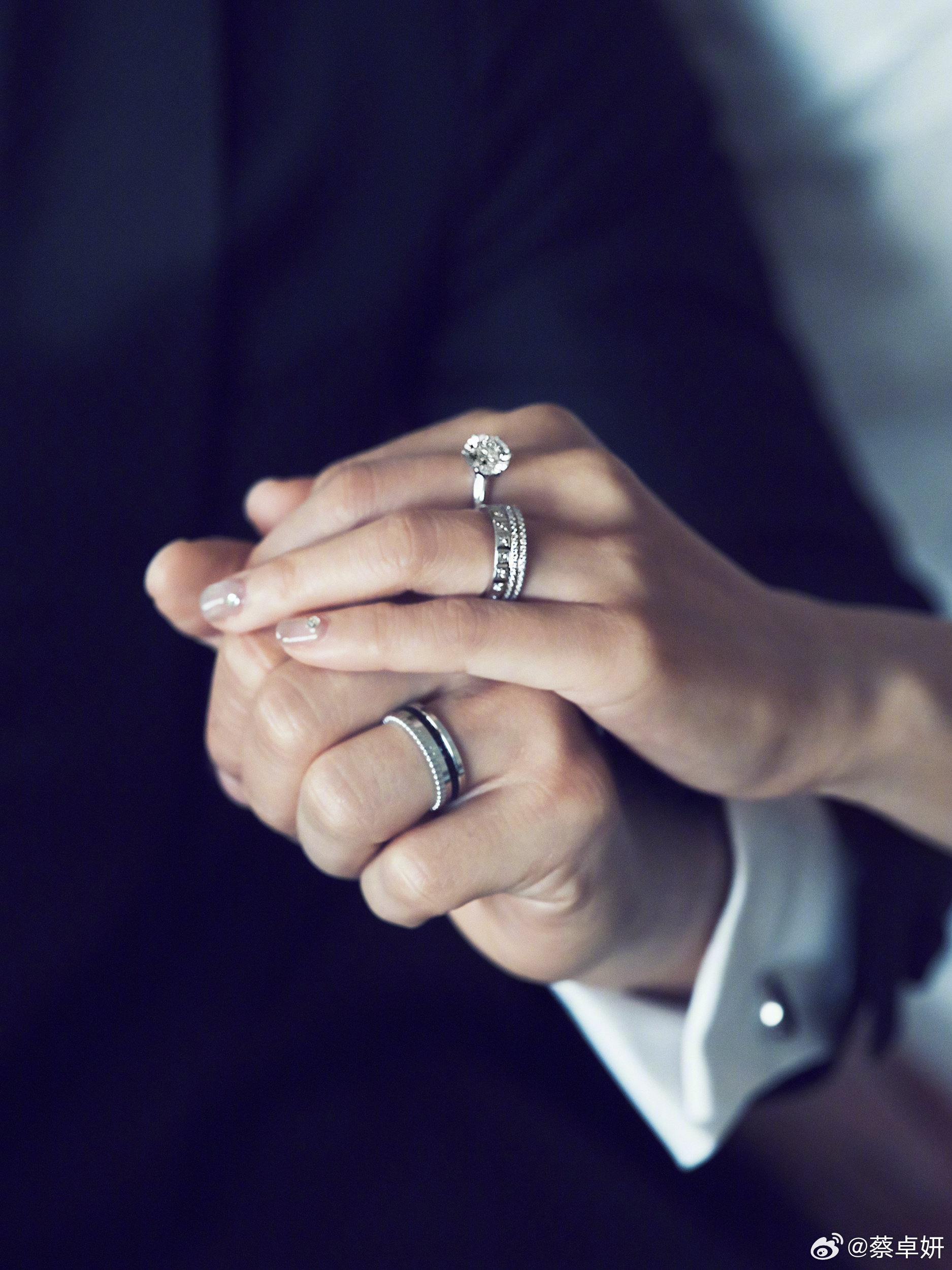 Thái Trác Nghiên hạnh phúc khoe nhẫn cưới với ông xã điển trai. Cặp đôi cũng đang nhận được vô số lời chúc mừng từ khán giả. Ảnh: 163