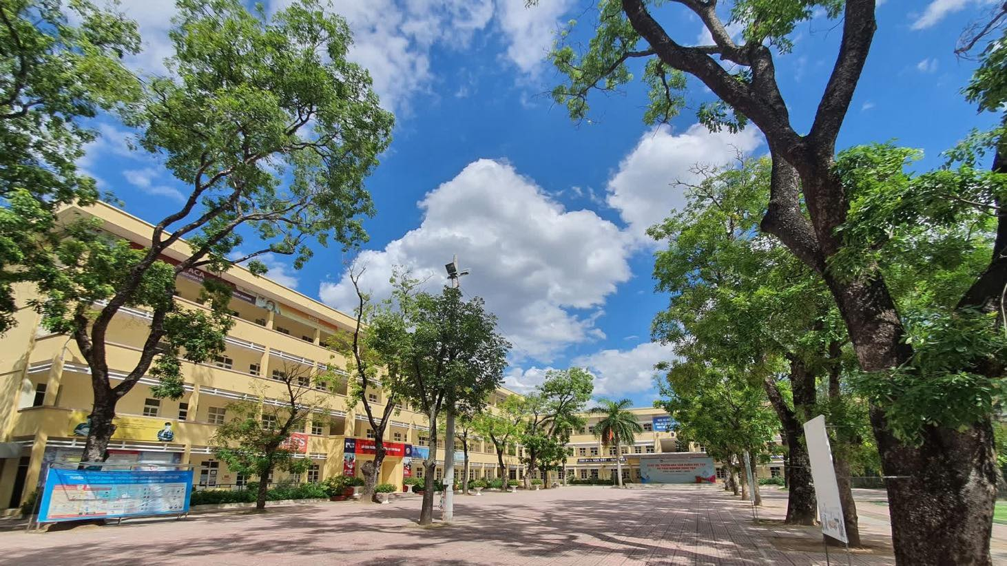 Khuôn viên trường THPT Yên Hòa