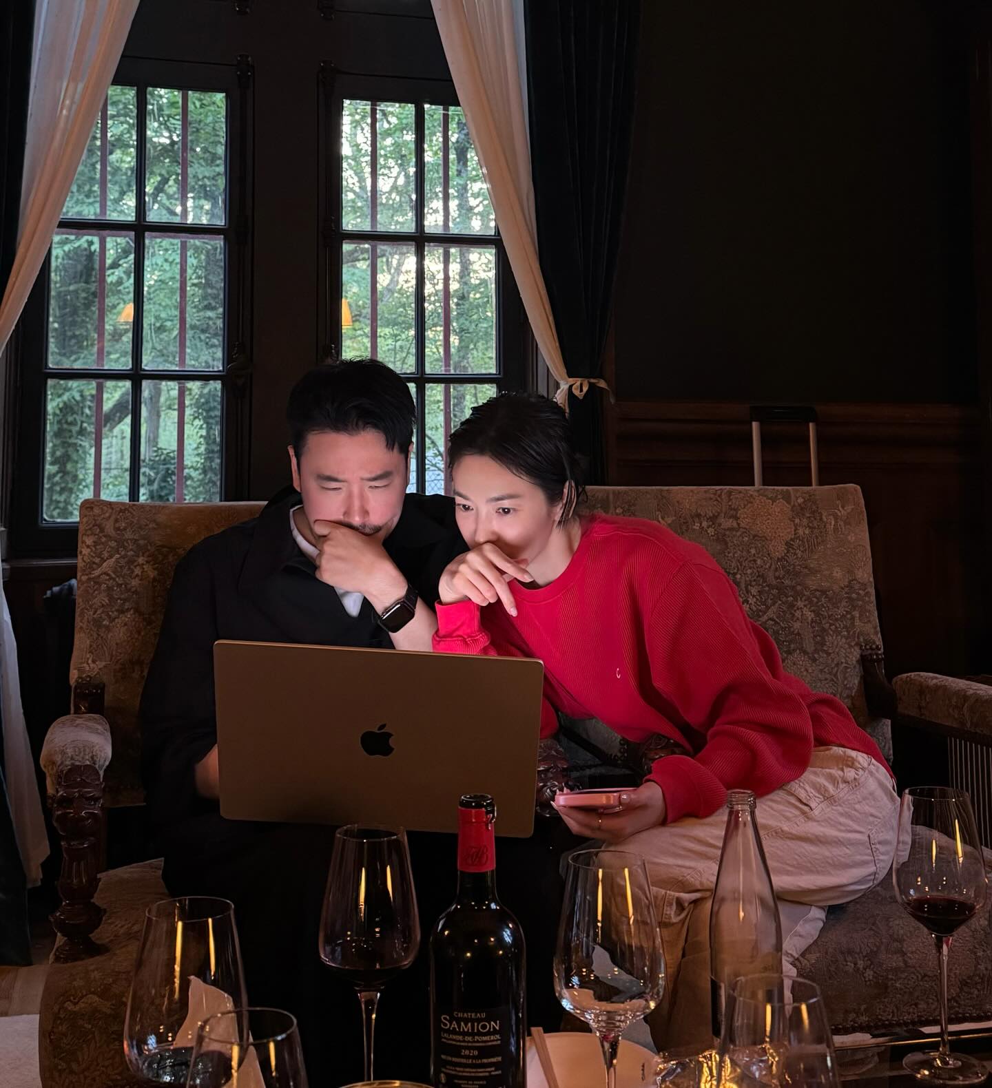 Netizen thi nhau đồn đoán về mối quan hệ giữa Song Hye Kyo và người trong hình. Bên cạnh đó, khán giả cũng nhận xét, nữ diễn viên đình đám bỗng trông gầy gò hơn so với thời gian trước đó. Ảnh: IGNV