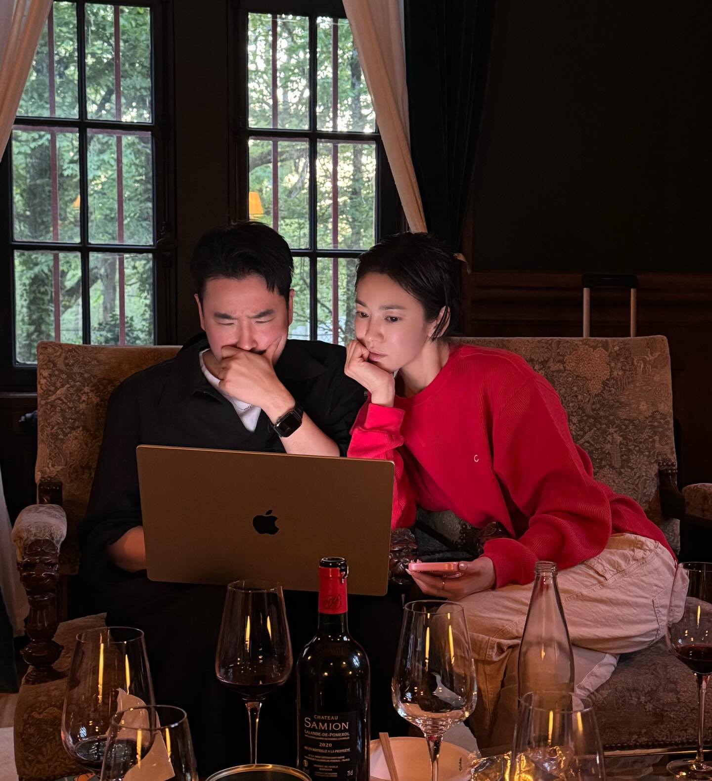 Khoảnh khắc Song Hye Kyo thân mật bên trai lạ đã leo hot search ầm ầm, khiến công chúng không khỏi tò mò. Ảnh: Koreaboo