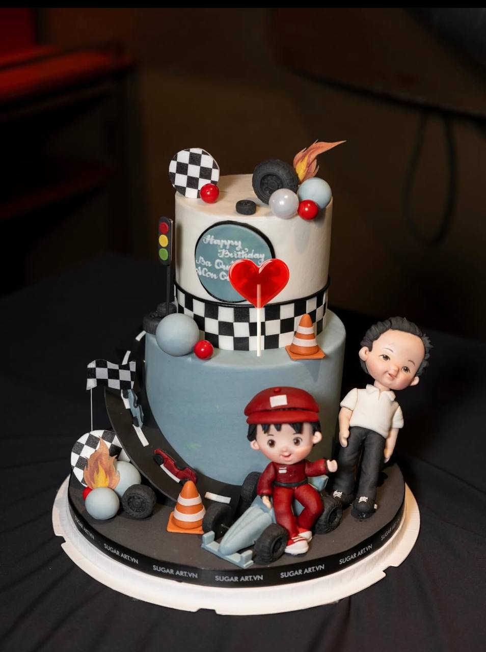 Cách đây ít ngày, cô khoe chiếc bánh kem sinh nhật bác sĩ Chiêm Quốc Thái và con trai 