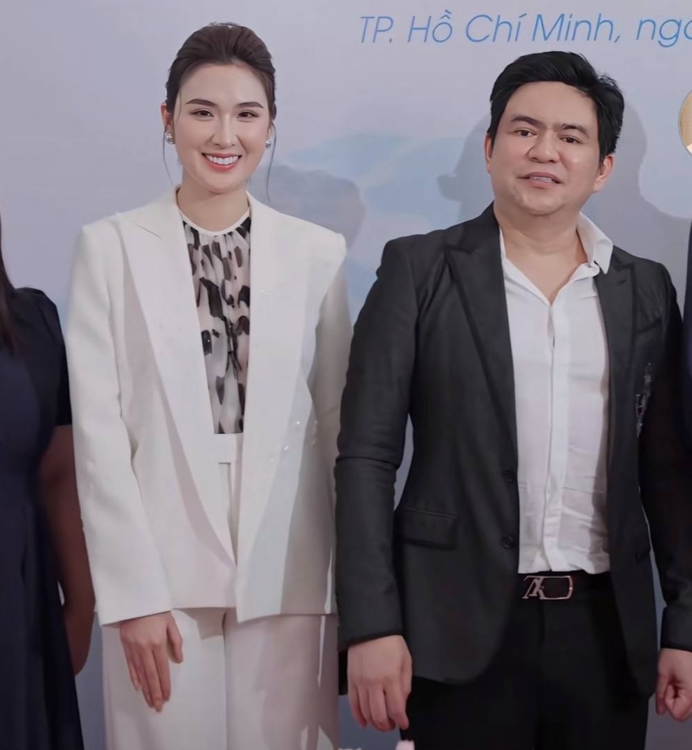 Ngọc Loan công khai xuất hiện bên bác sĩ Chiêm Quốc Thái ở sự kiện của thẩm mỹ viện 