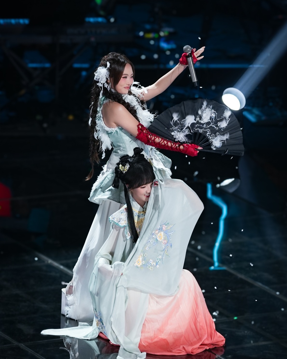 Phương Mỹ Chi đi đúng hướng khi tìm được sự cân bằng giữa yếu tố truyền thống và tính hiện đại, từ đó tạo nên bản sắc cho riêng mình