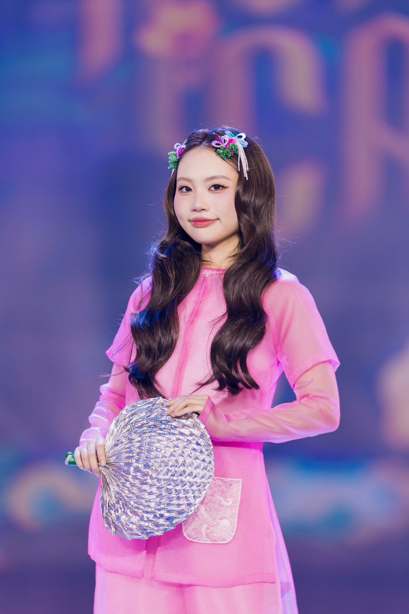 Ra mắt làng nhạc với tư cách là Á quân Giọng hát Việt Nhí, Phương Mỹ Chi từ khi xuất hiện đã là 1 người con của dân ca