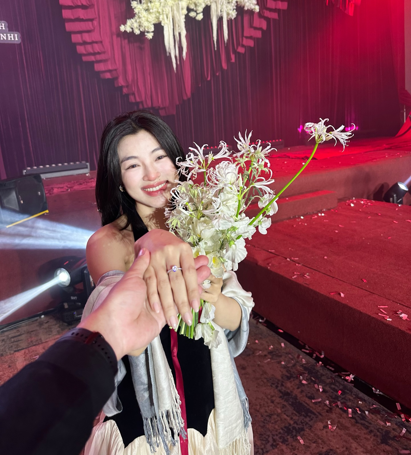 Lan Thy thông báo đã được bạn trai giấu mặt cầu hôn