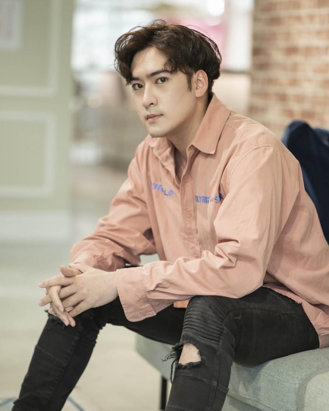 Nam diễn viên hứng chỉ trích dữ dội vì vừa bị bạn gái bóc phốt ngoại tình, đã vội lên mạng tìm người yêu mới. Ảnh: Sina.