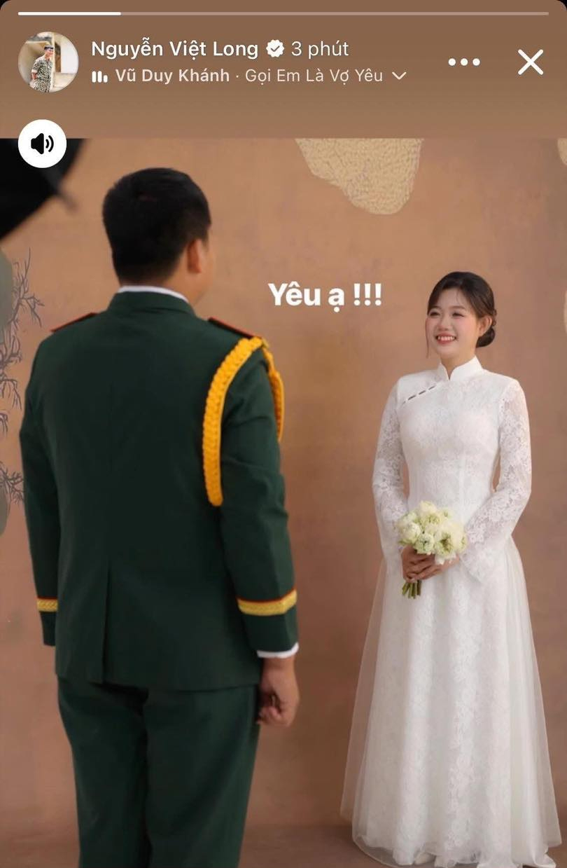 Trên mạng xã hội, mũi trưởng Long không ngại thể hiện tình cảm dành cho nửa kia bằng những chú thích ngắn gọn như “Yêu ạ!”, 